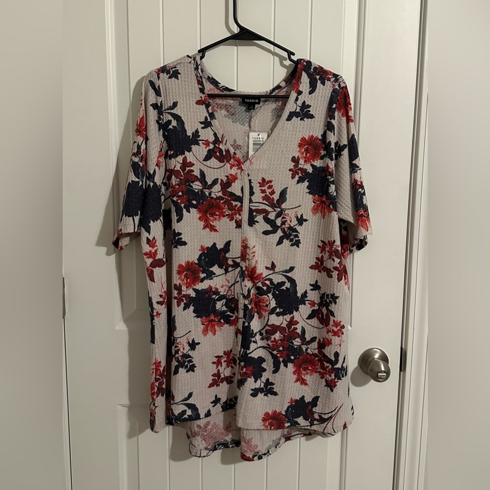 Torrid Waffle Knit Floral V-Neck Tunic. 3X